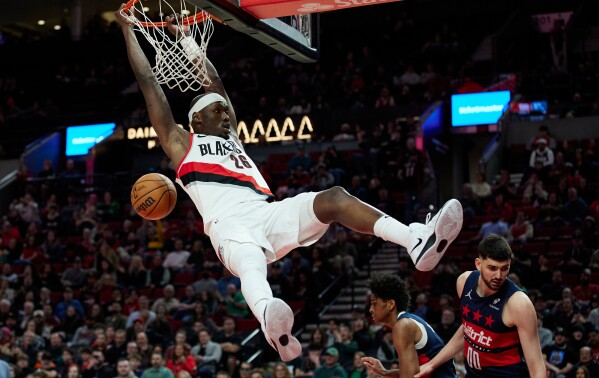 Simons scores 30 points as Trail Blazers beat last-place Simons scores 30 points as Trail Blazers beat last-place
